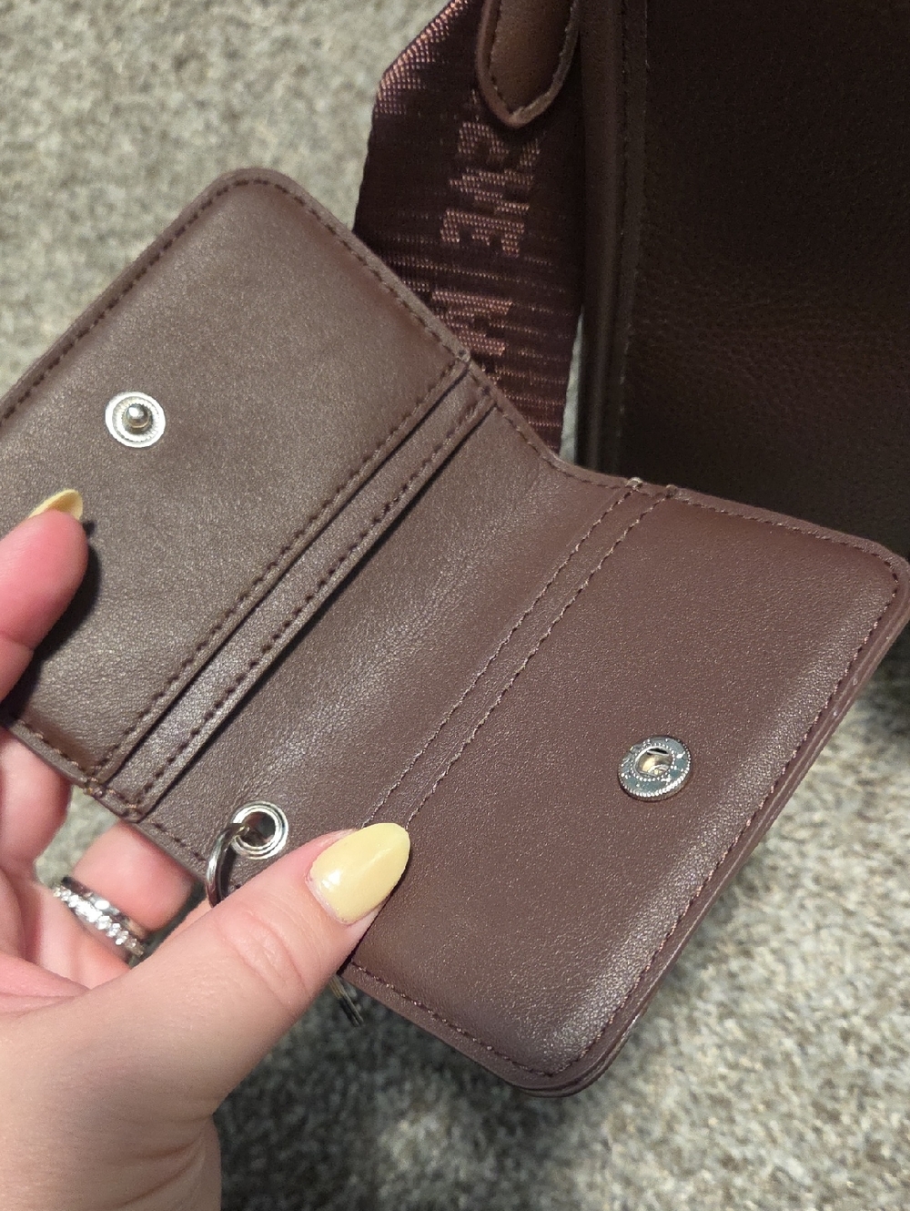 Women Brown Leather Bag- Stylish Travel Tote - Picture 4 of 5